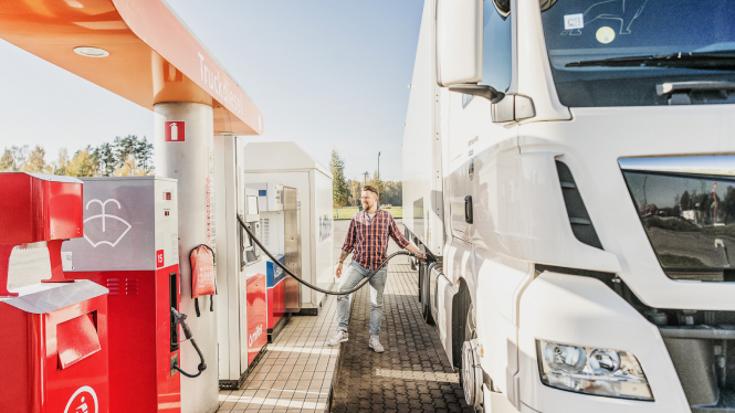 LKW Fahrer tankt seinen LKW an einer Circle K Pumpe
