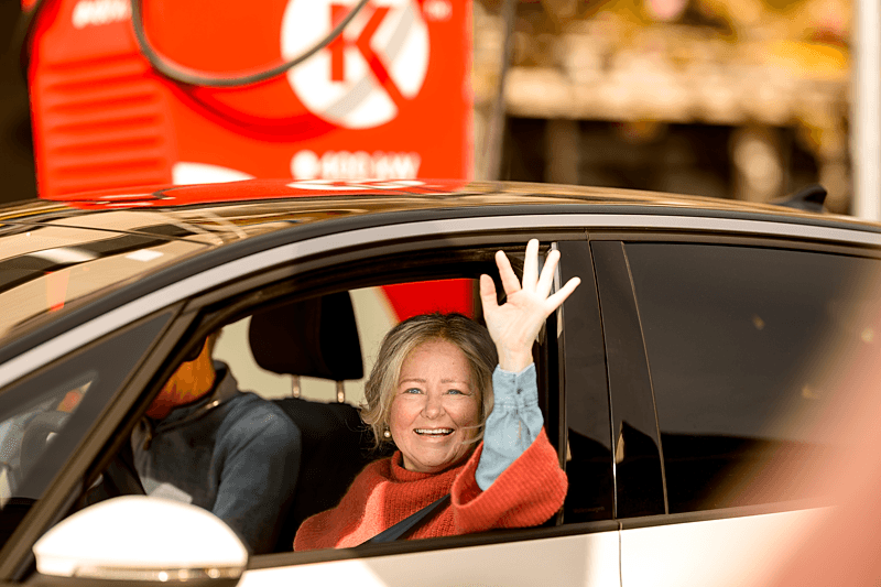 woman waving from car
