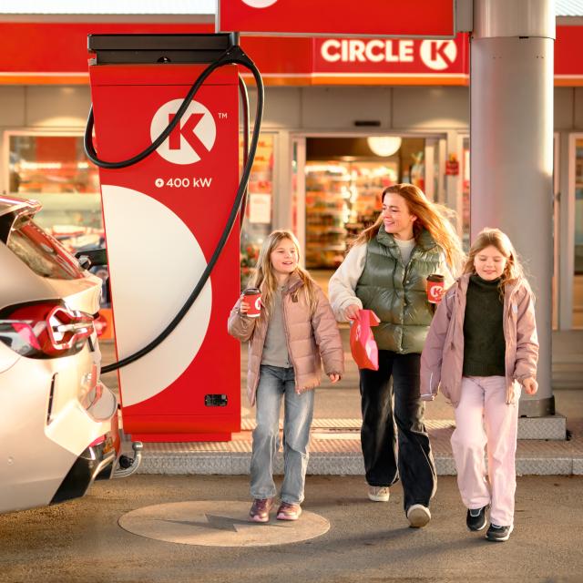 Mutter im Kindern an einer Circle K Station im Außenbereich