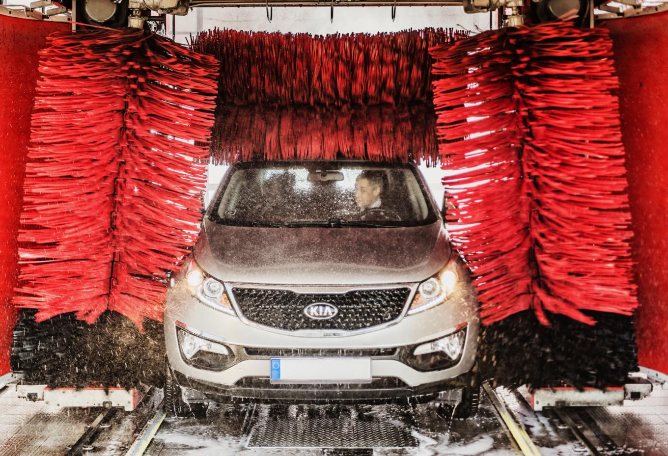 Auto wird in der Waschanlage gewaschen