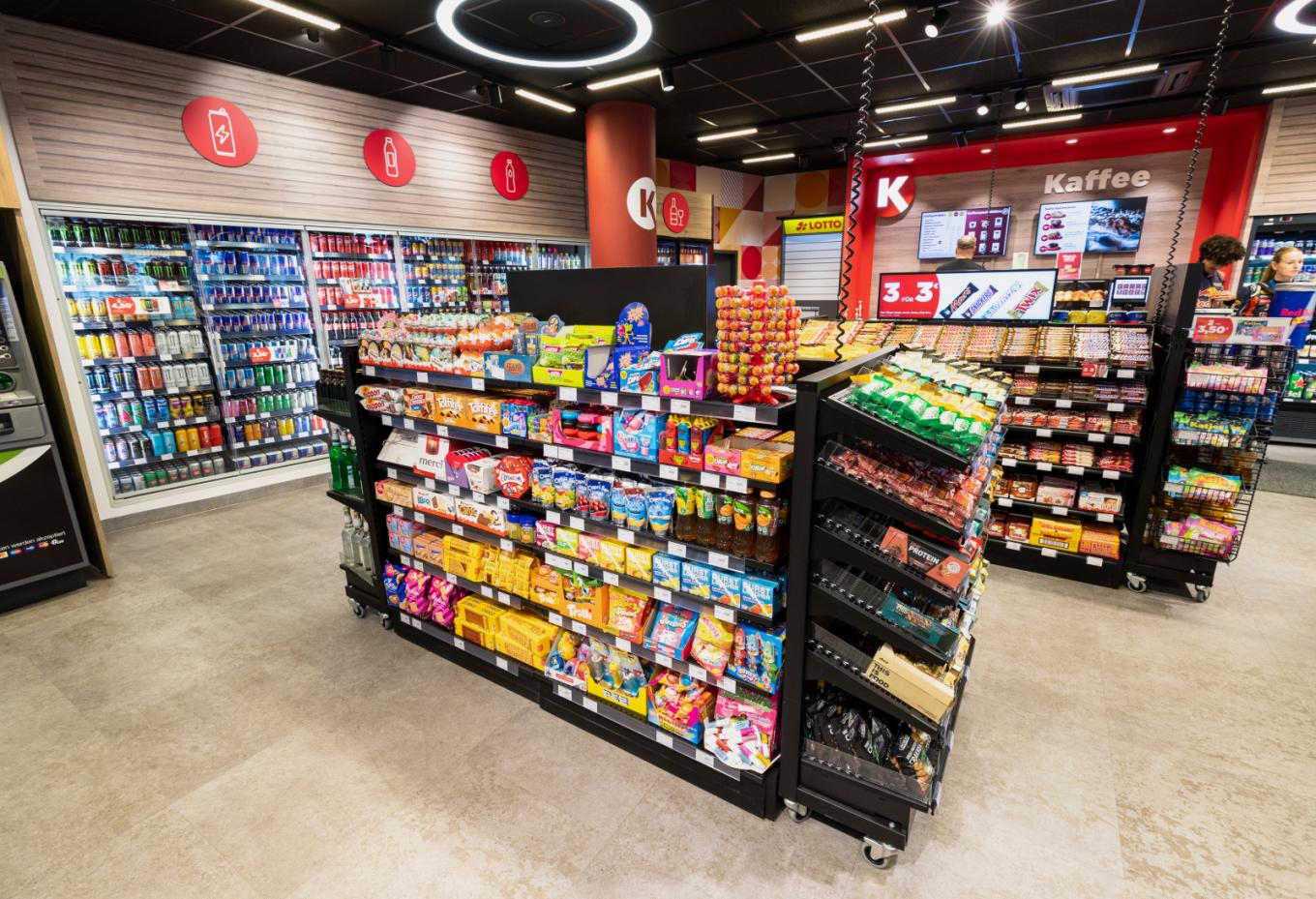 Innenansicht mit Regalen eines Circle K Shops