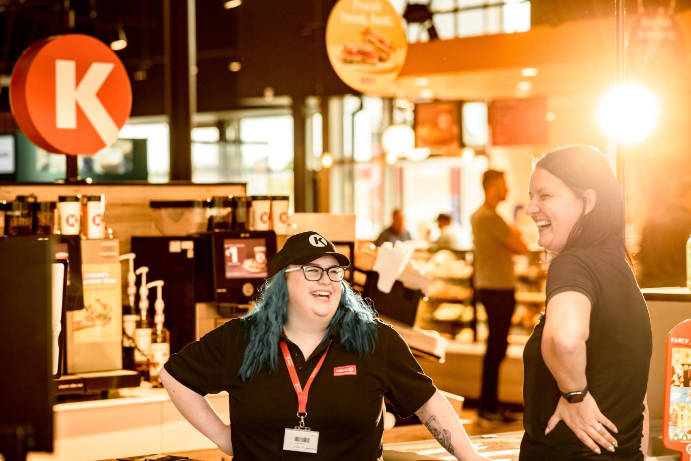 Circle K Mitarbeiter haben Spaß bei der Arbeit