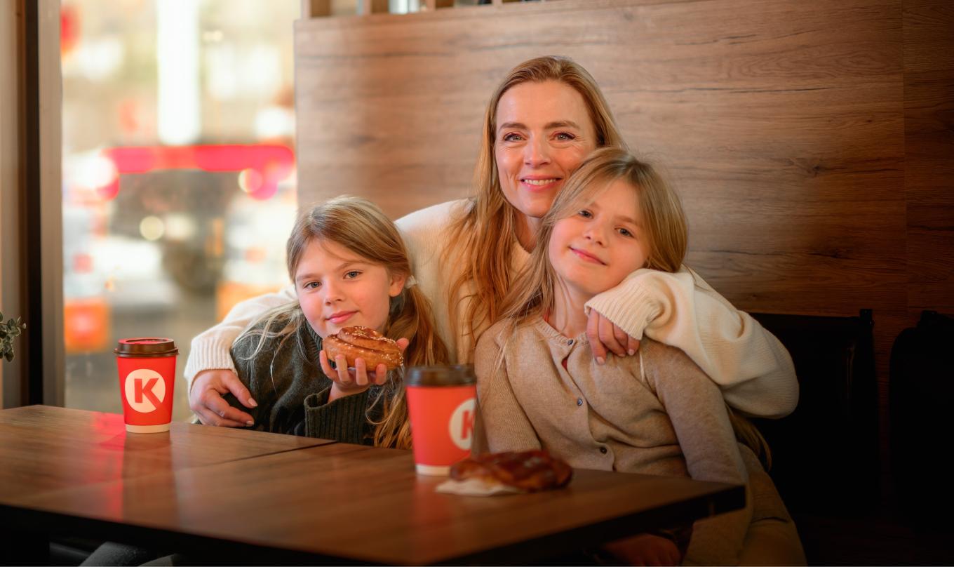 Mutter mit Kindern sitzt im Shop_3